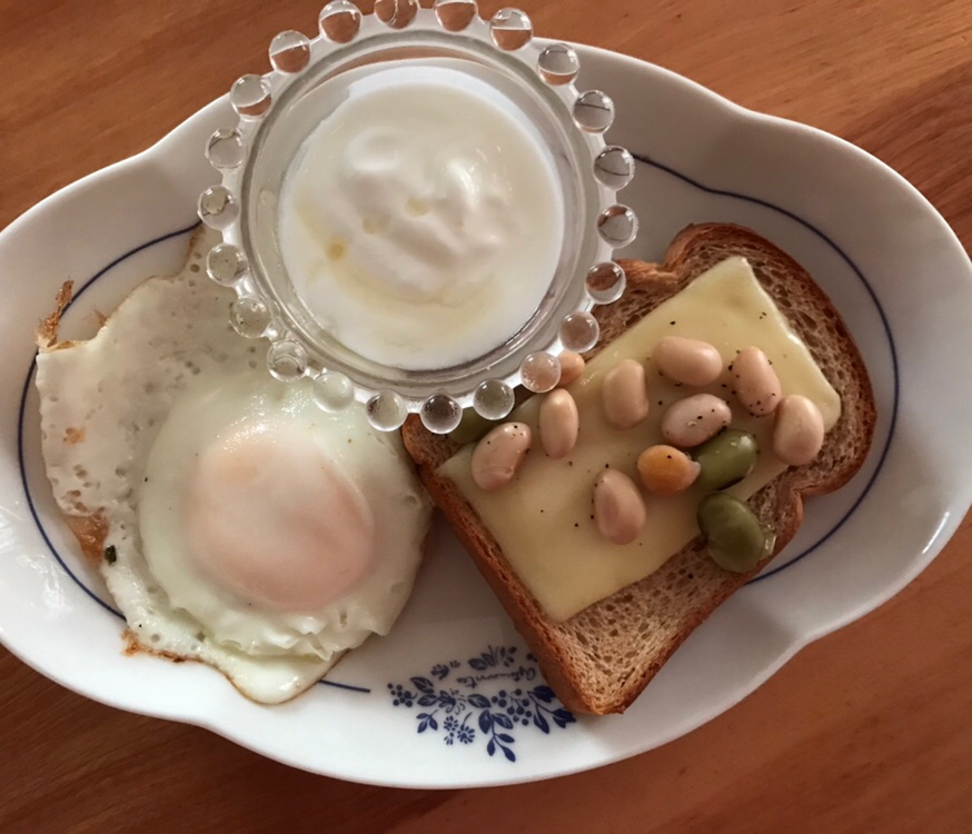 サラダビーンズチーズトーストと目玉焼きの朝ごはん