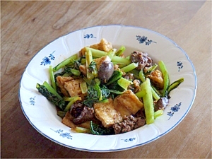 鶏肝と油揚げと小松菜の炒め物