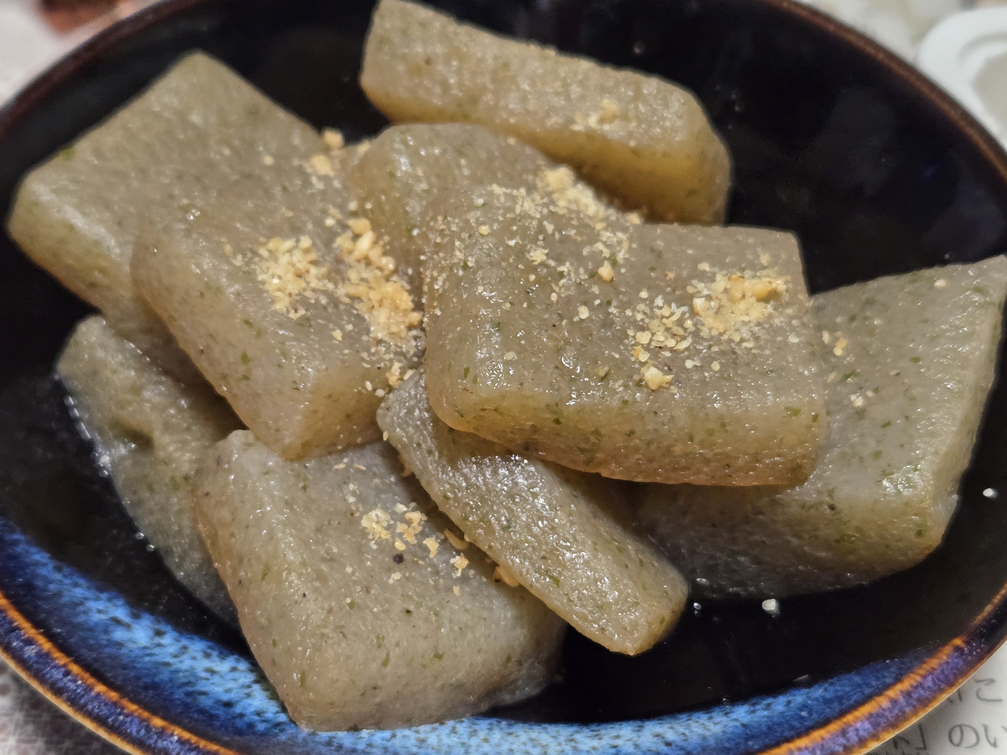 こんにゃくのめんつゆゴマ炒め