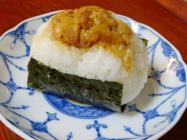 食は北海道にあり！　「焼ウニ寿司むすび」