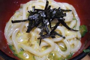 ちょっぴり煮えた卵が美味！「オクラ玉子かけうどん」