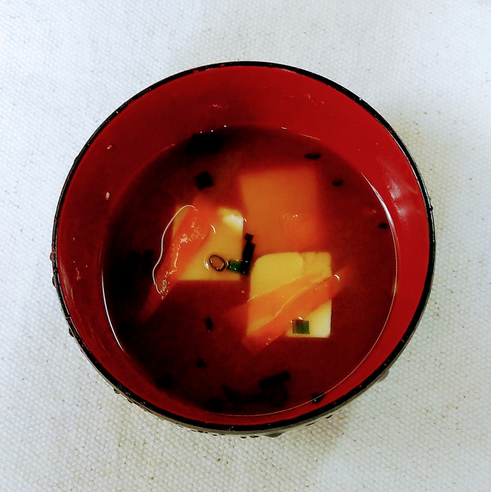 人参と豆腐の赤だし味噌汁