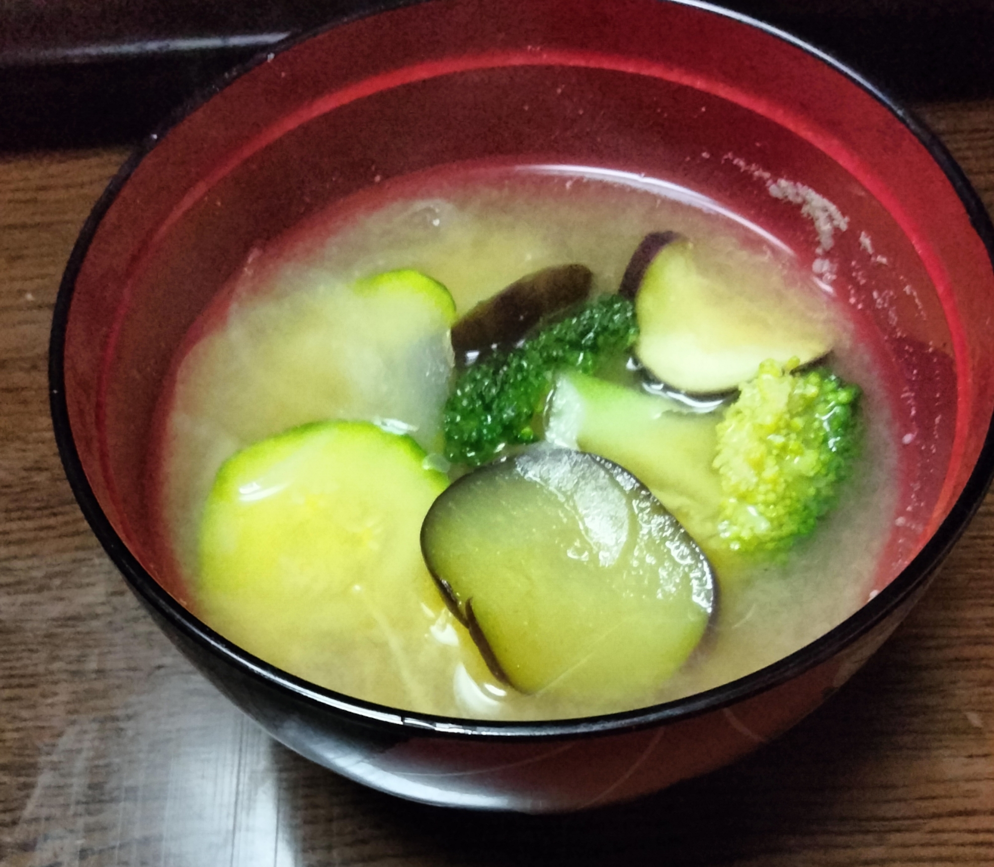 夏野菜で味噌汁 ズッキーニなすブロッコリー新玉