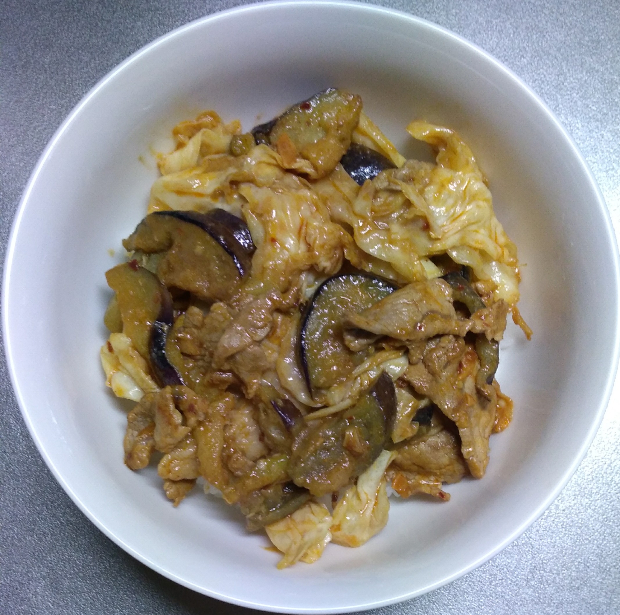 キャベツと豚肉のラー油味噌丼