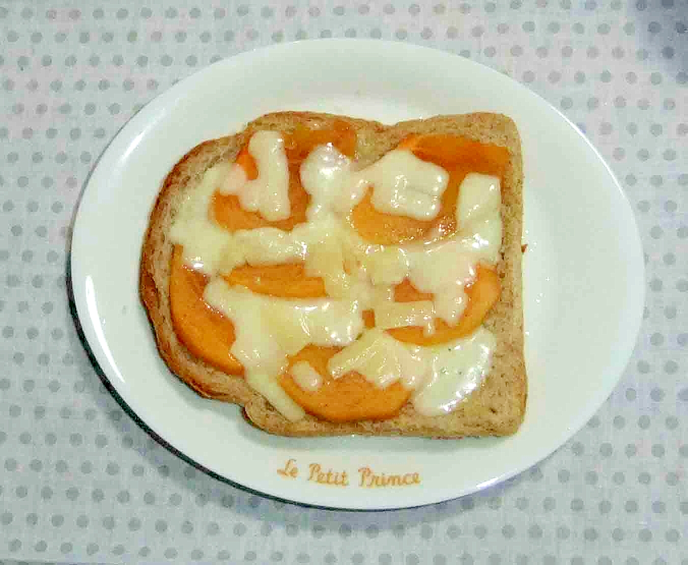 白味噌と柿とチーズのトースト