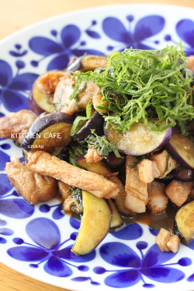 青の花柄の皿に盛り付けられた豚肉とナスの青じそ炒め