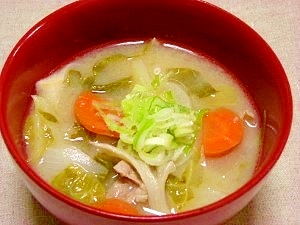 たっぷり野菜の胡麻豚汁