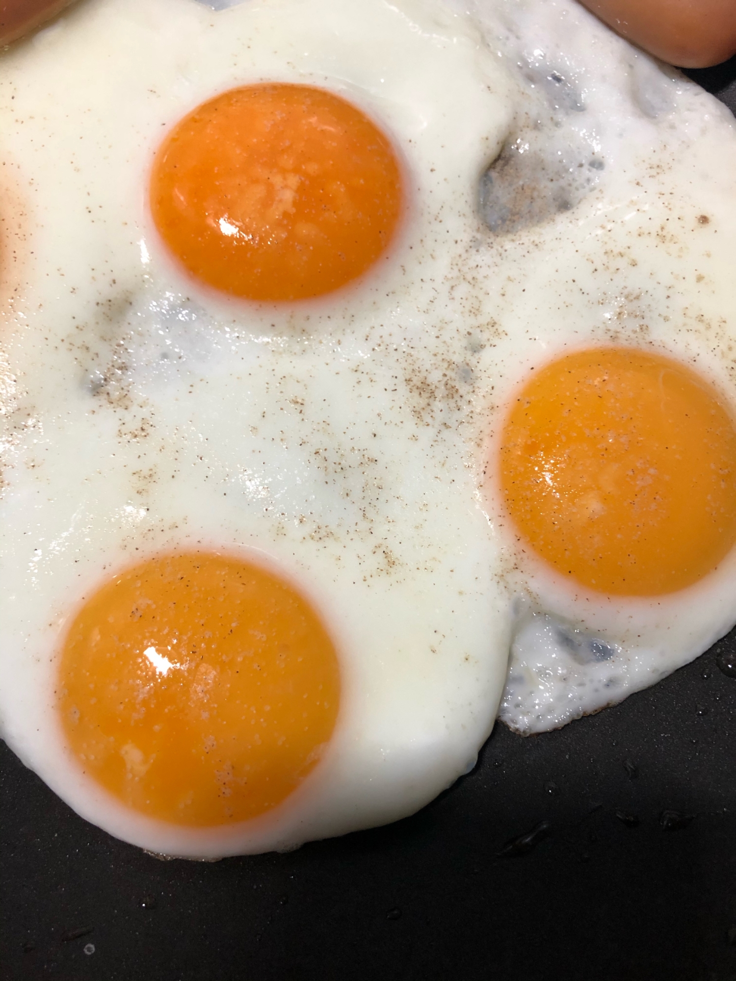 水なしで♪とろ〜り半熟カリカリ目玉焼きの作り方