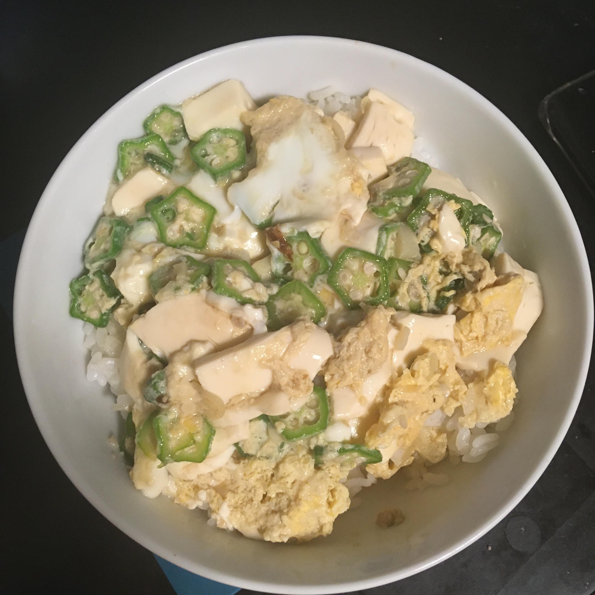 オクラ、にんにく、豆腐の玉子丼