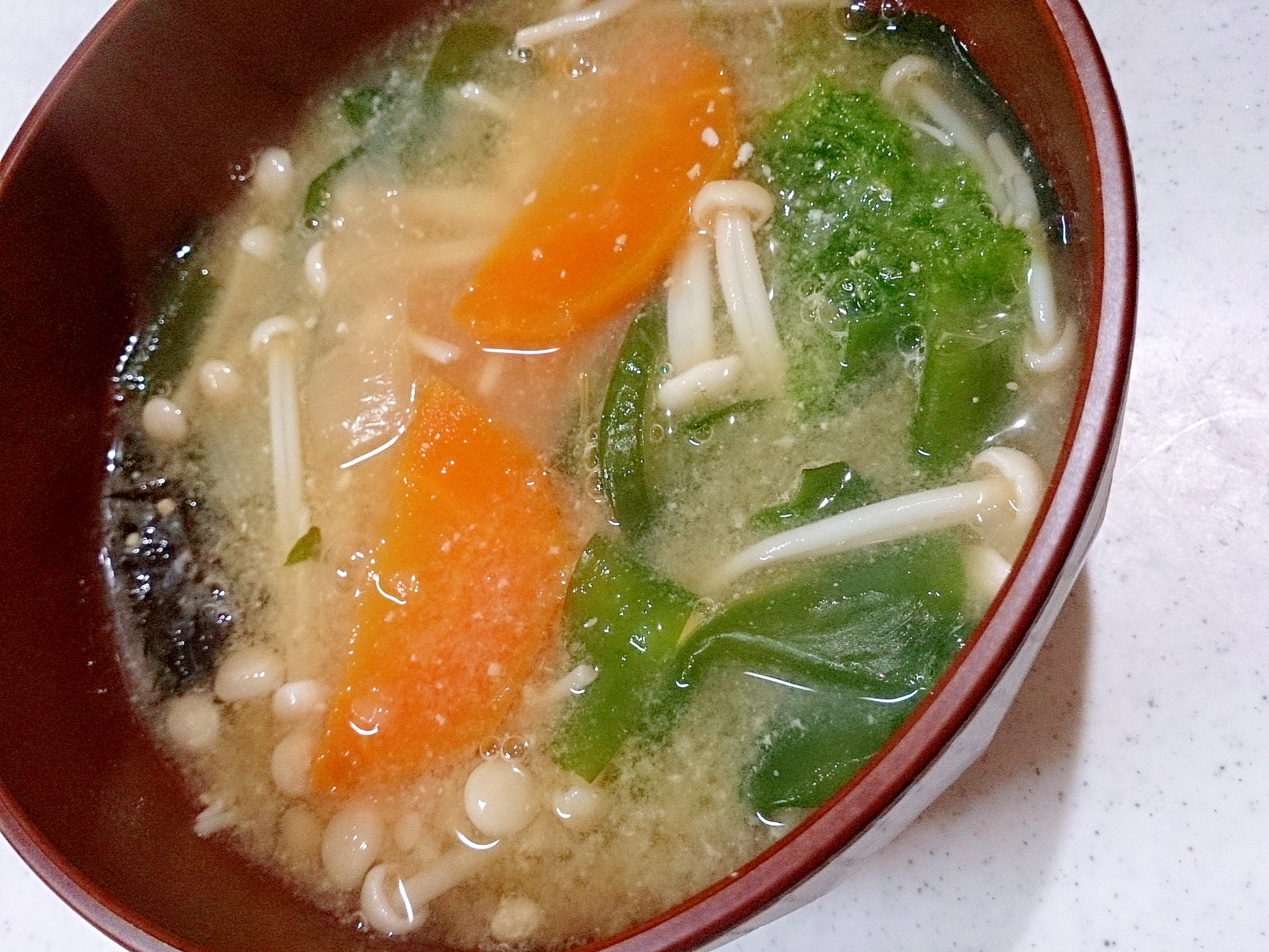 人参と新玉ねぎとエノキと海藻の味噌汁(圧力鍋)