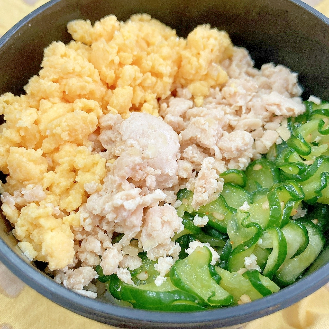 定番アレンジ！エスニック3色そぼろ丼