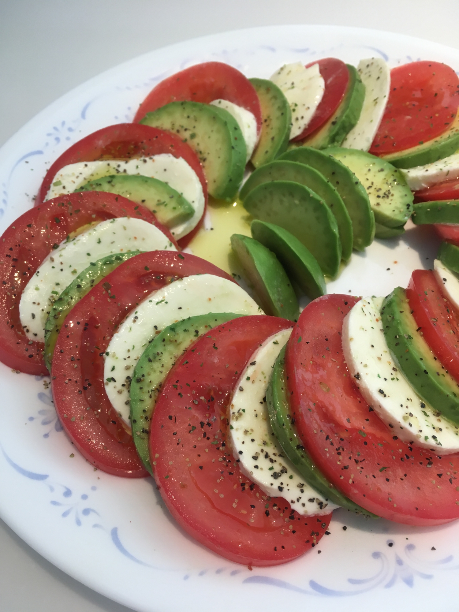 トマトとアボカドとチーズのカプレーゼ レシピ 作り方 By アーモンドチョコレート 楽天レシピ