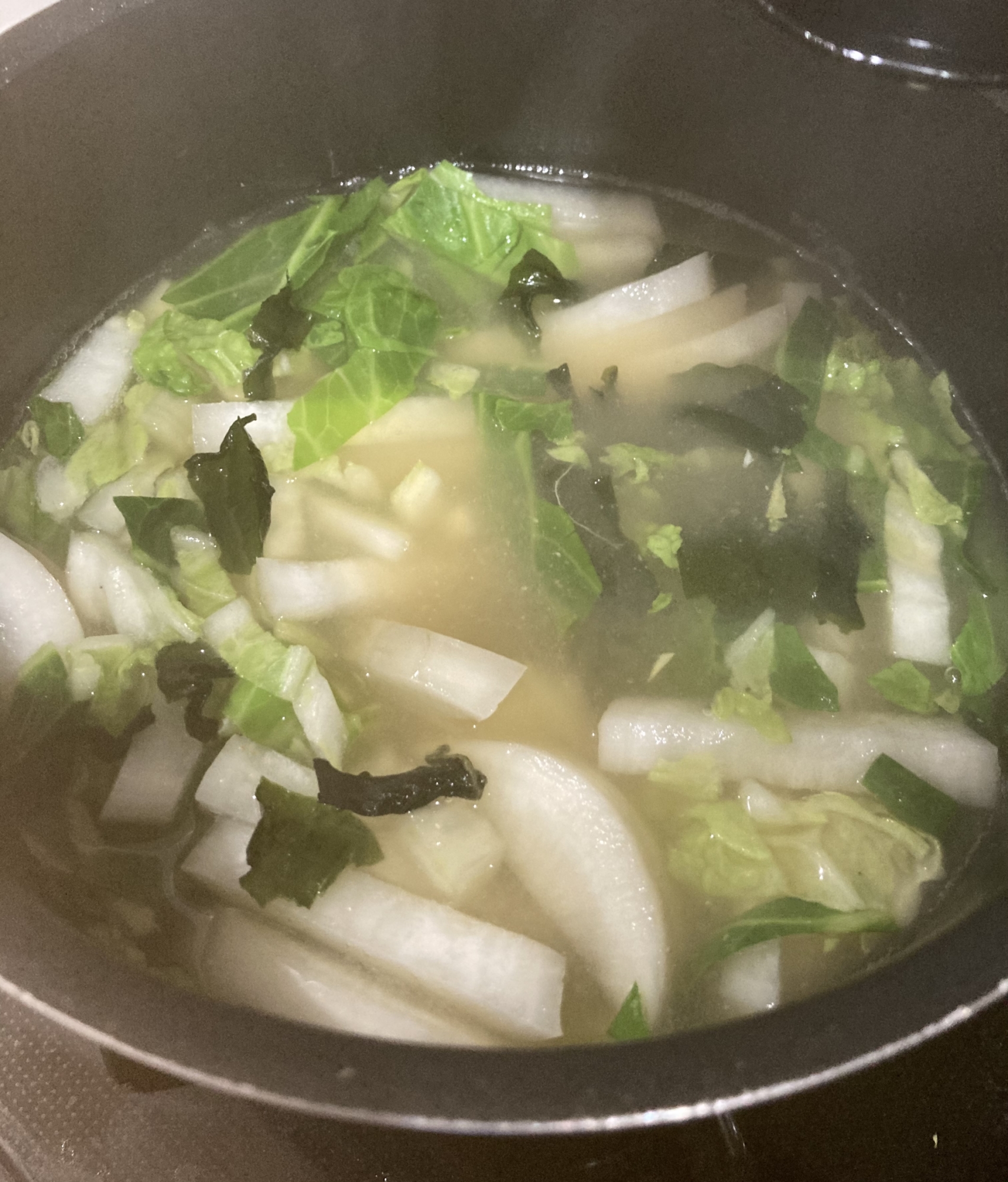 カブと白菜とわかめの白味噌汁