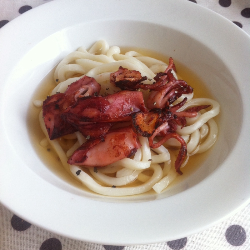 白い丸皿に盛り付けたヒイカの冷やしうどん