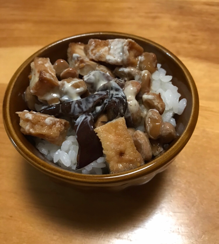 生キクラゲと厚揚げのマヨ和え納豆ごはん