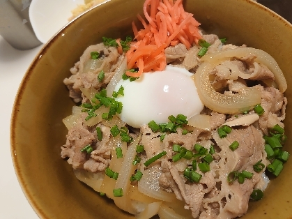 簡単に牛丼が出来ました(^^)味つけが美味しかったです！温泉卵がよく合います。