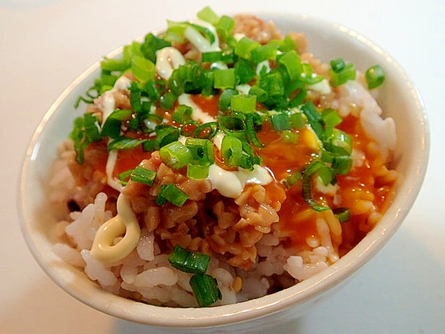 三十雑穀で　ひきわり納豆と卵黄と葱の麵つゆマヨご飯