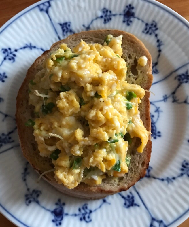 アルファルファの卵炒めのタルティーヌ