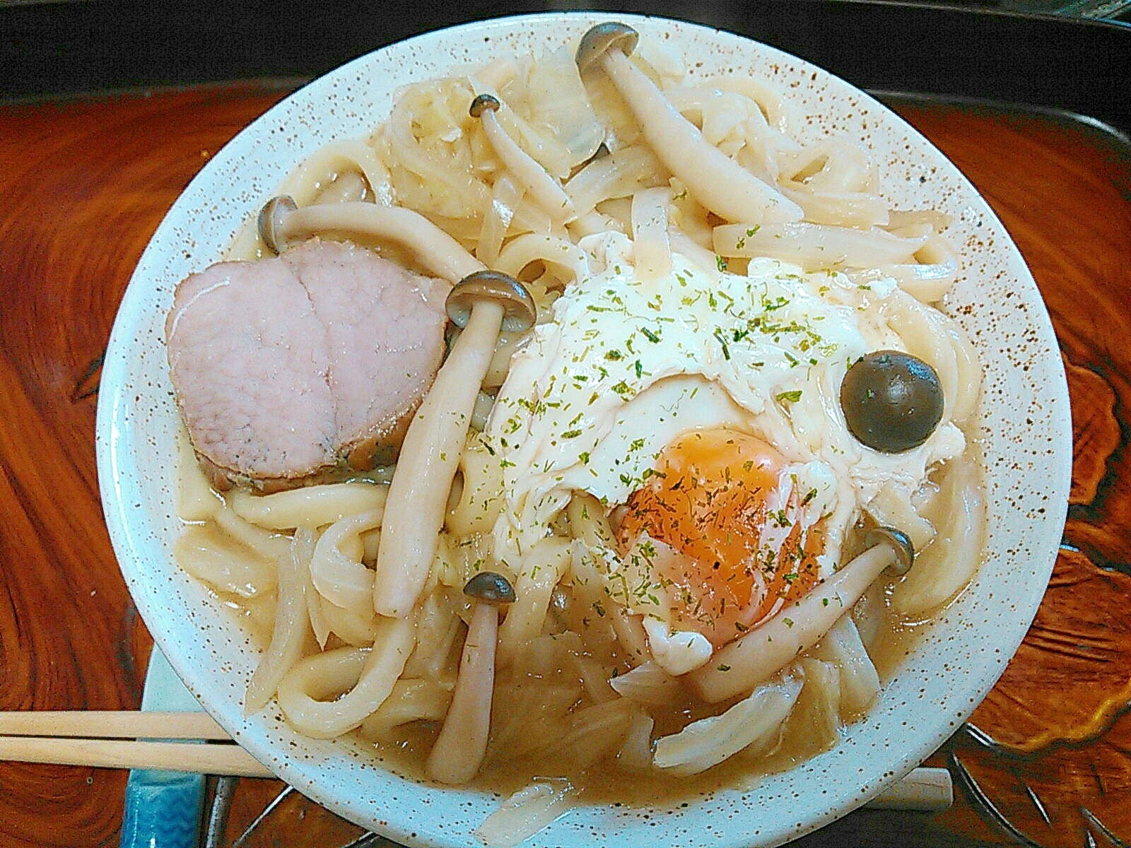 ベーコン卵たっぷり野菜の煮込みうどん