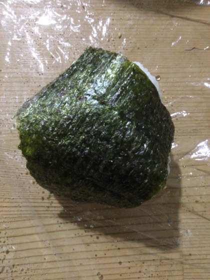 梅干しとゴマのおにぎり