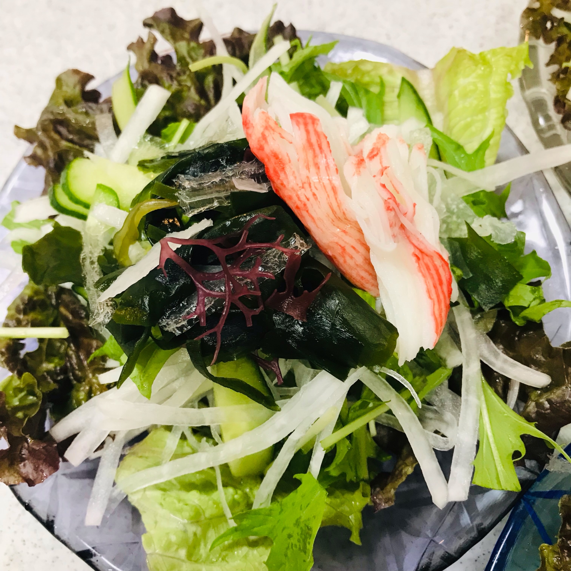 海藻とカニカマのせグリーンサラダ