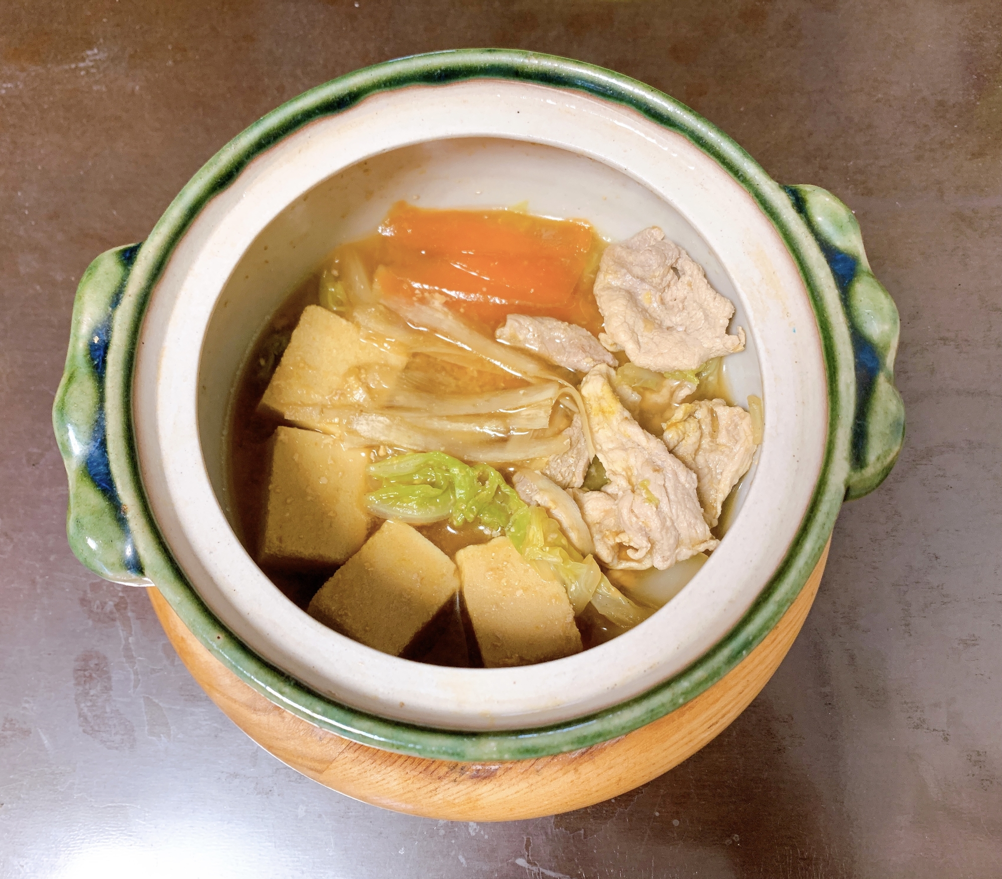 秋〜冬メイン料理☺️豚肉と高野豆腐の味噌カレー鍋