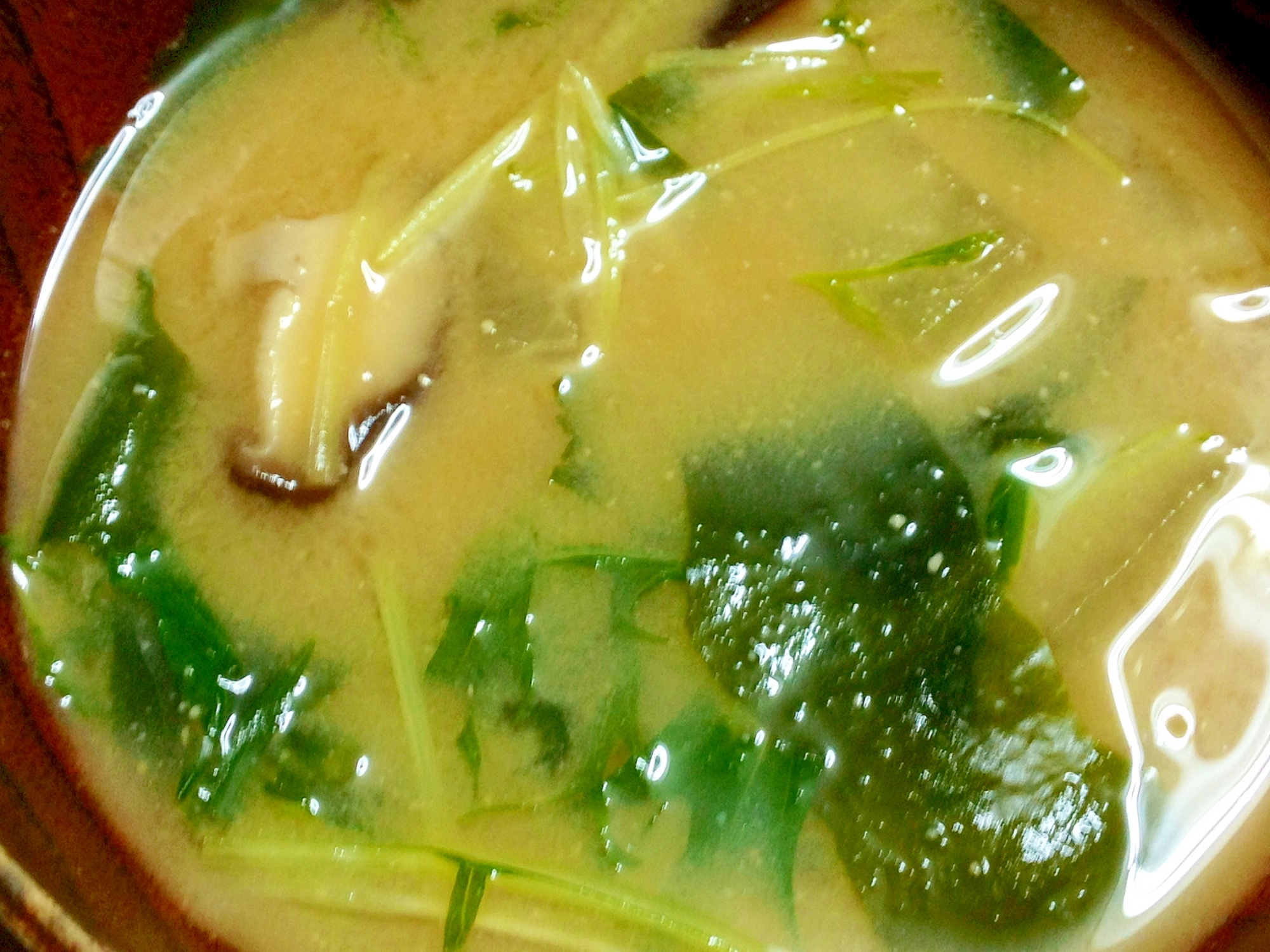 椎茸ワカメ大根水菜のお味噌汁