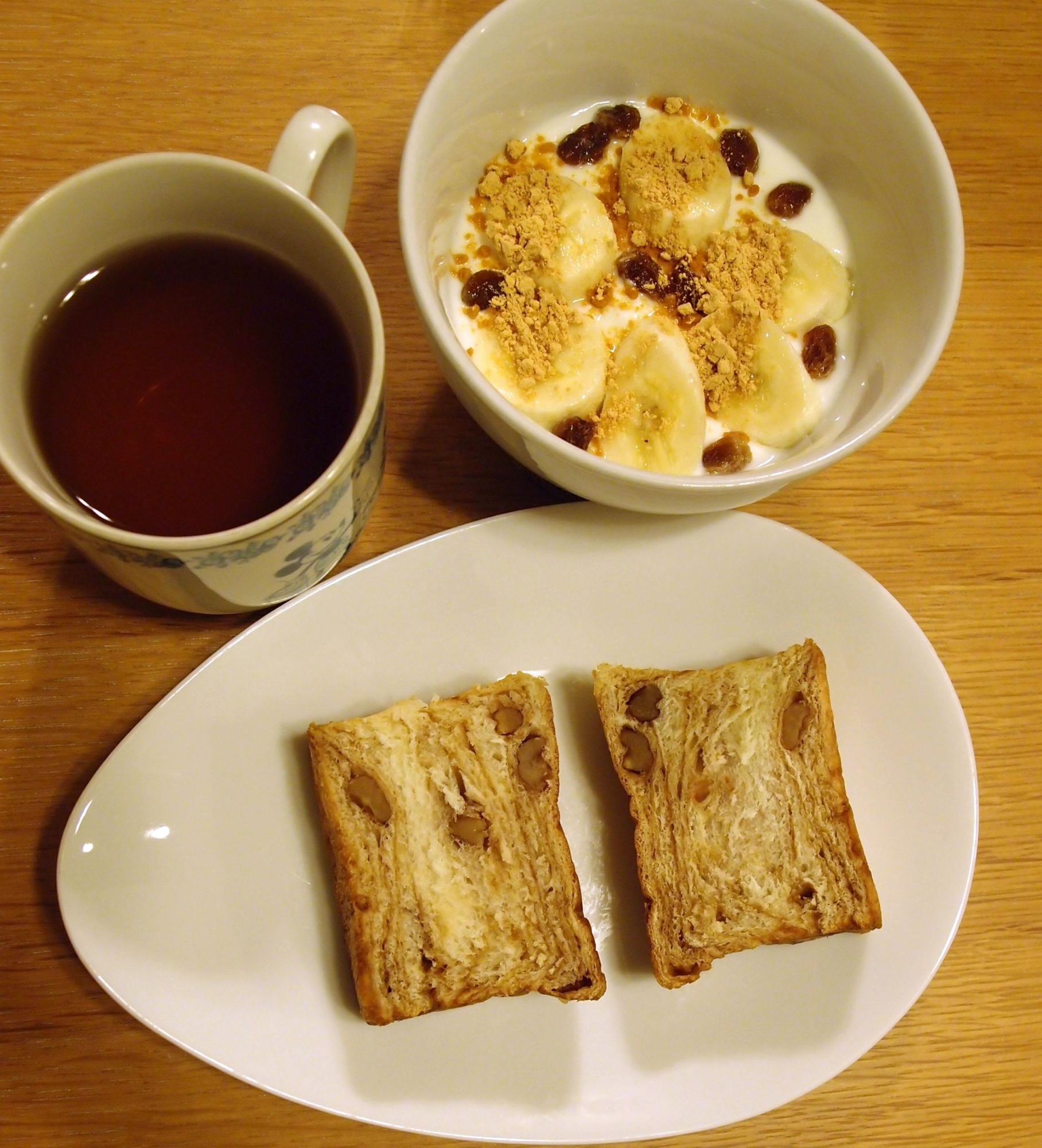 デニッシュパンとホットヨーグルトと紅茶の朝食