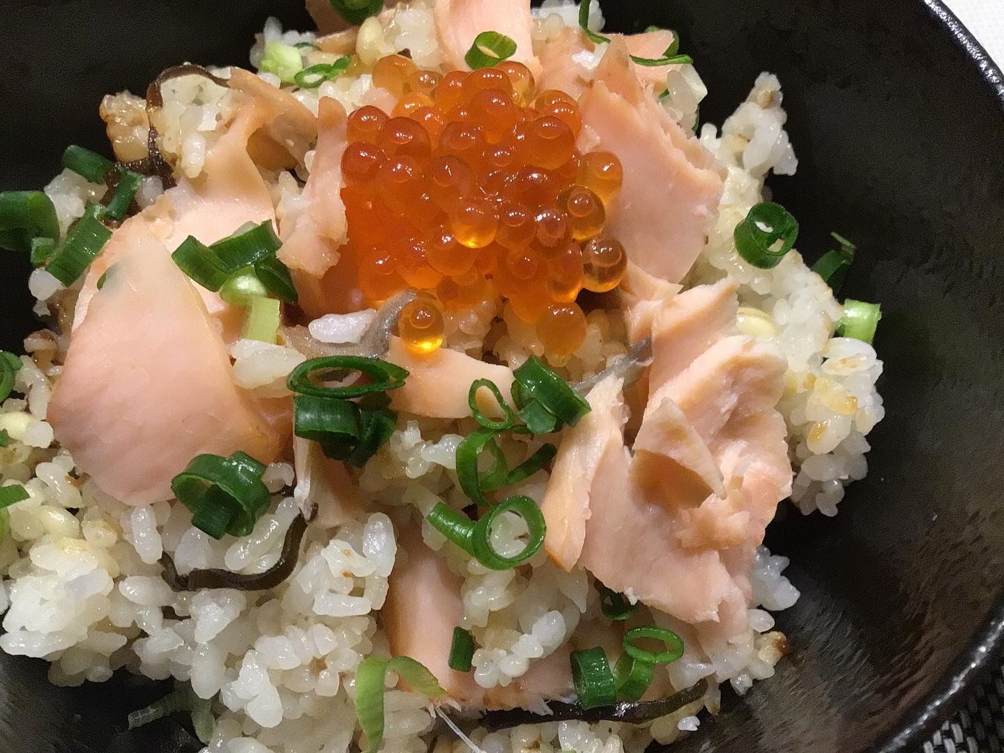 フライパンで作る鮭といくらの親子飯