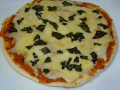 フライパンでカリカリ☆チーズとバジルのシンプルピザ