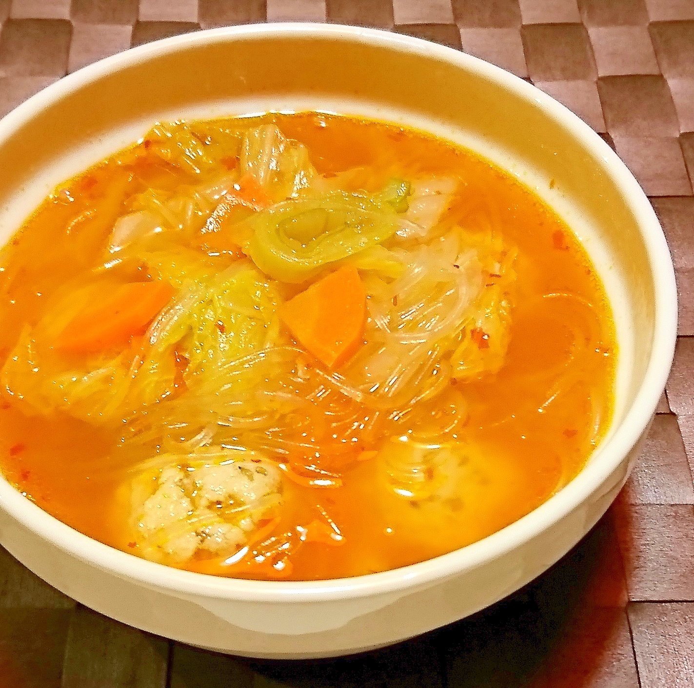 鶏団子のピリ辛春雨スープ
