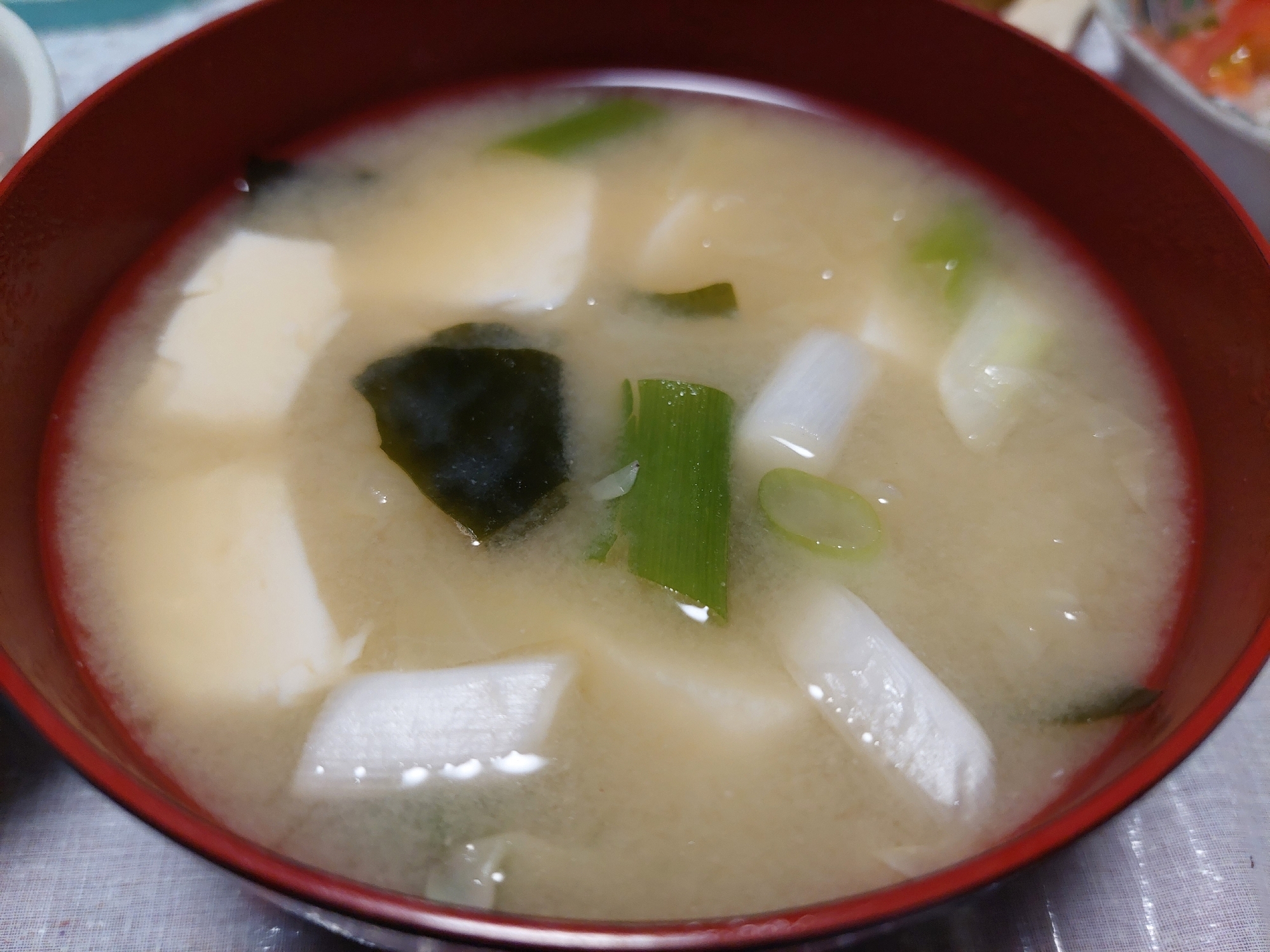 豆腐とワカメと長ネギのお味噌汁