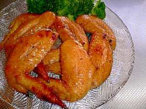 ガラスの皿に盛り付けた鶏の手羽焼き