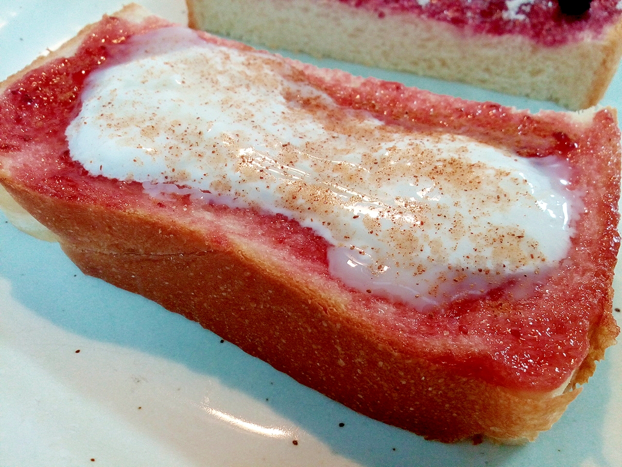 苺ジャムとヨーグルトのおやつトースト