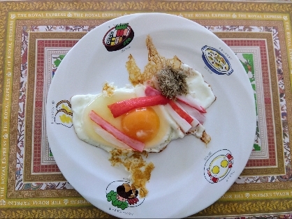 欲張り！目玉焼きの上にカニカマ♪