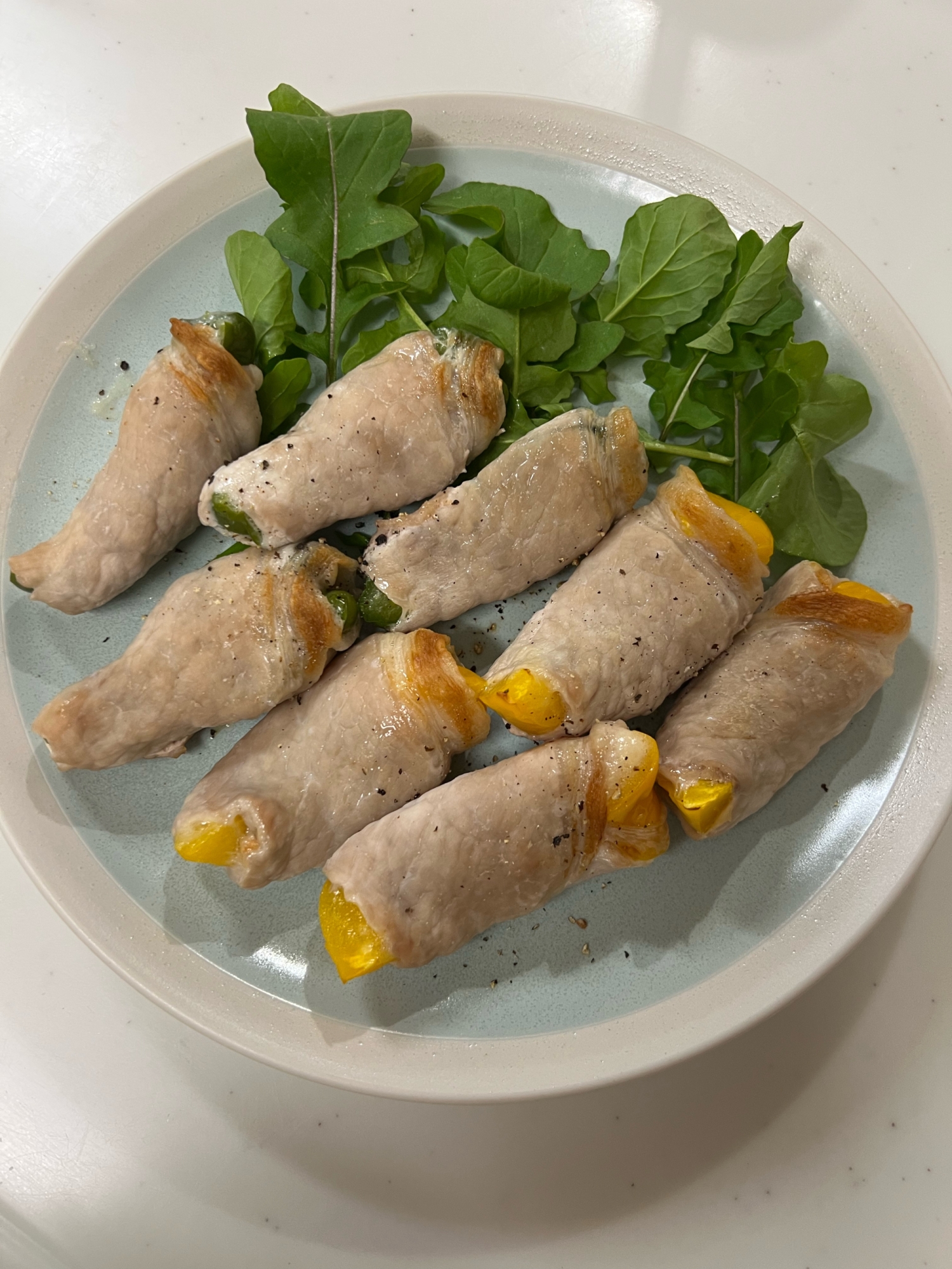 カマンベール入り♪ピーマンとパプリカの豚肉巻き