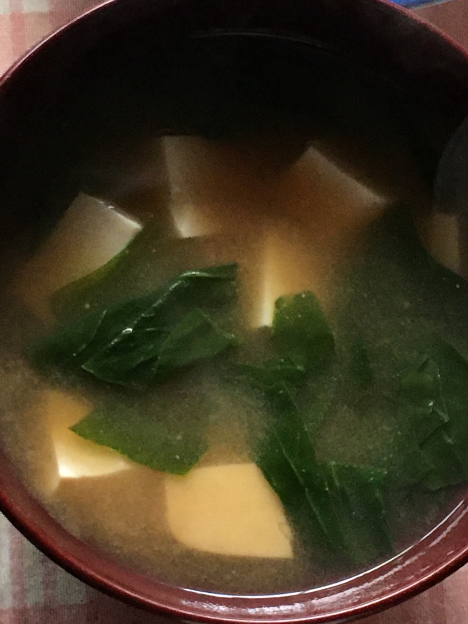 絹ごし豆腐と青梗菜の葉先の味噌汁