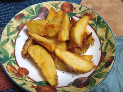 今日のお昼に作りました　バターって魔物です！いつものポテトに美味しさ倍増だもの　大満足の付け合わせとなりました　ごちそうさま