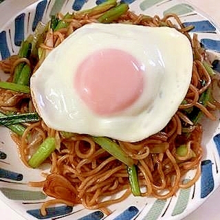 小松菜と長ねぎで肉なし焼きそば　☆　目玉焼きのせ