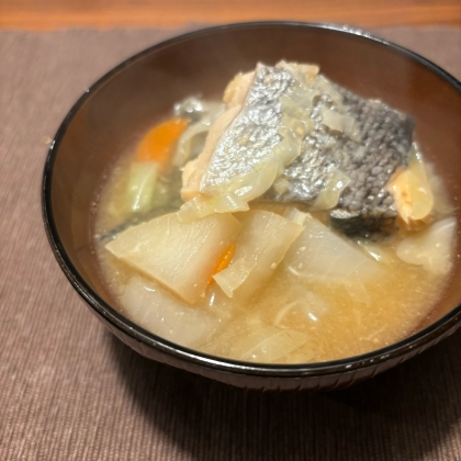 鮭のアラと野菜たっぷりの味噌汁