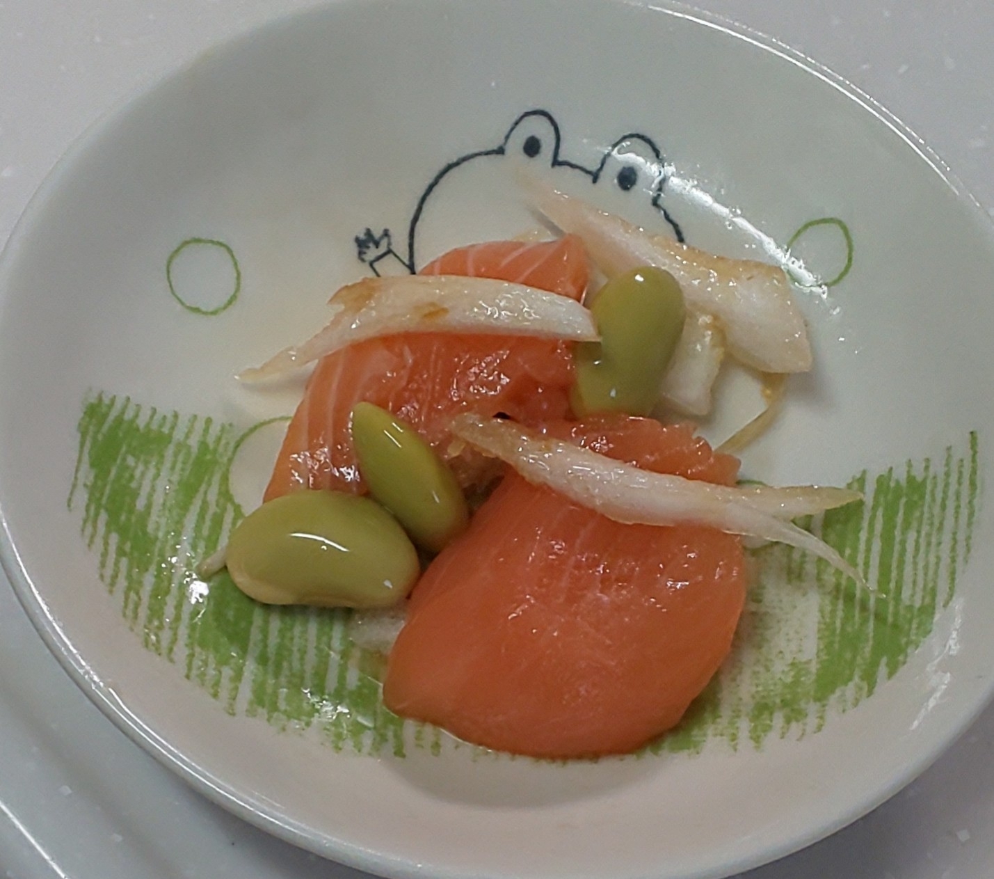 サーモンのお刺身☆玉ねぎ☆青大豆のマリネ