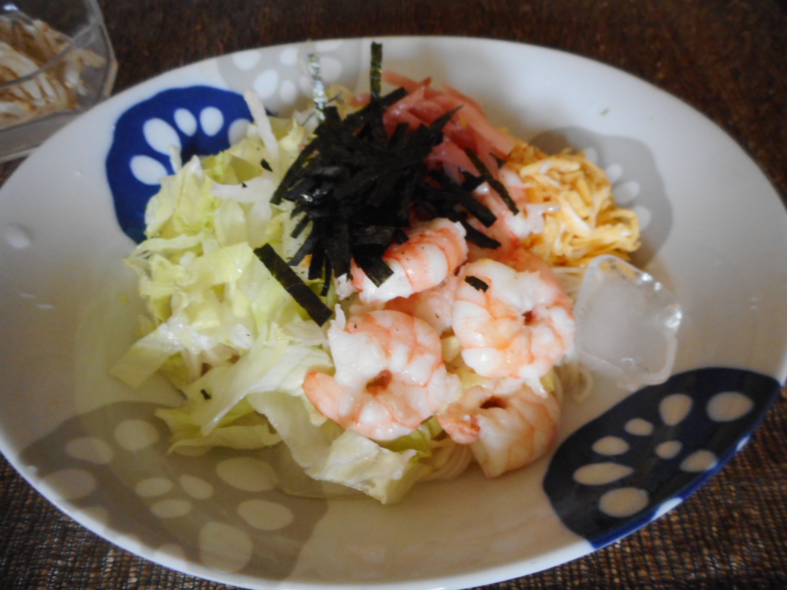 エビとレタスと錦糸卵の冷麺