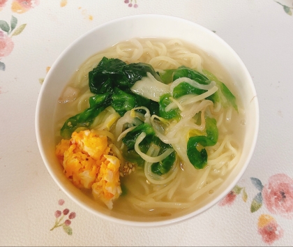 わかめとほうれん草の豚骨ラーメン