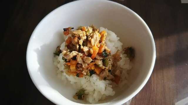 野菜もいっぱい　♪サバのそぼろ丼