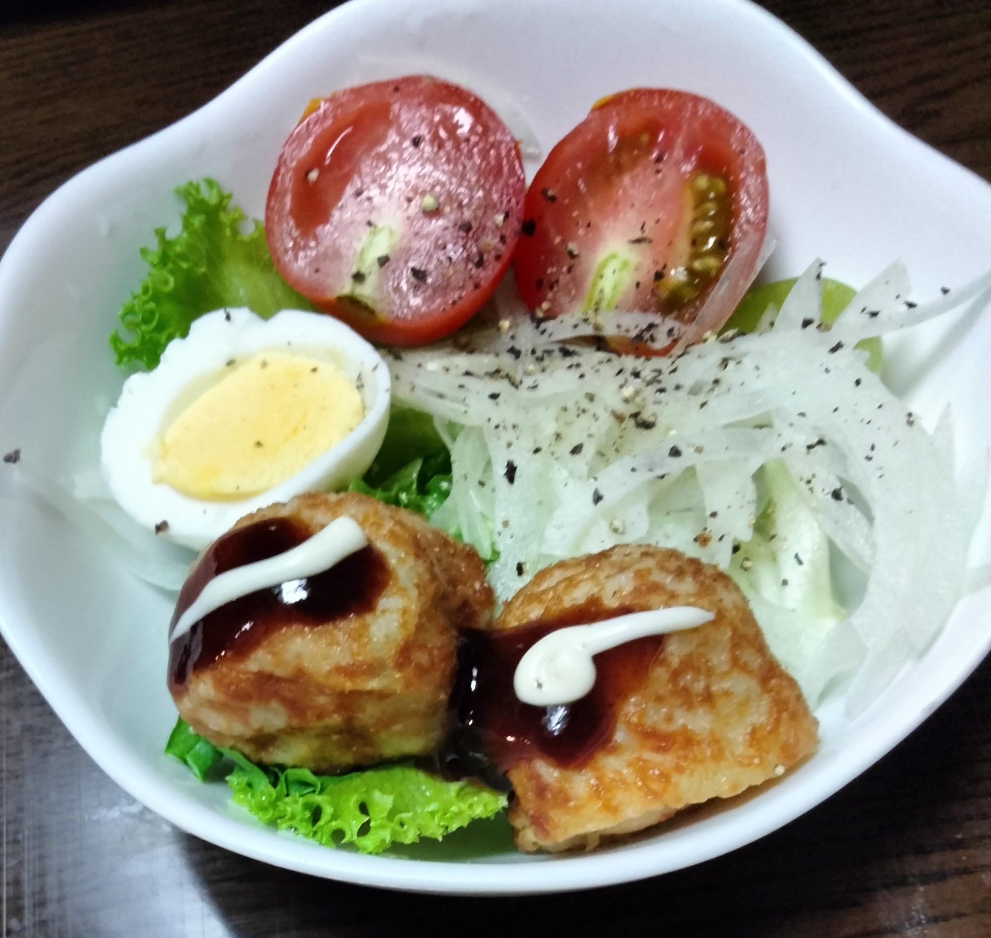 ゆで卵たこ焼きのせた野菜サラダ