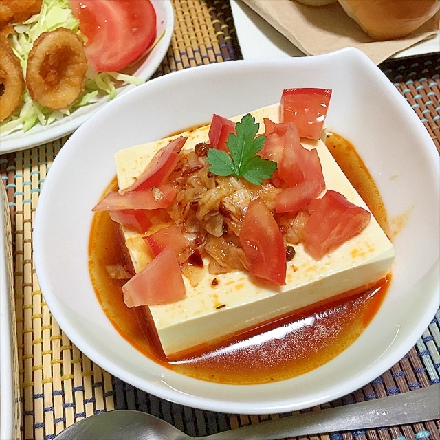 白い皿に盛り付けた新玉ねぎとトマトの中華風冷奴