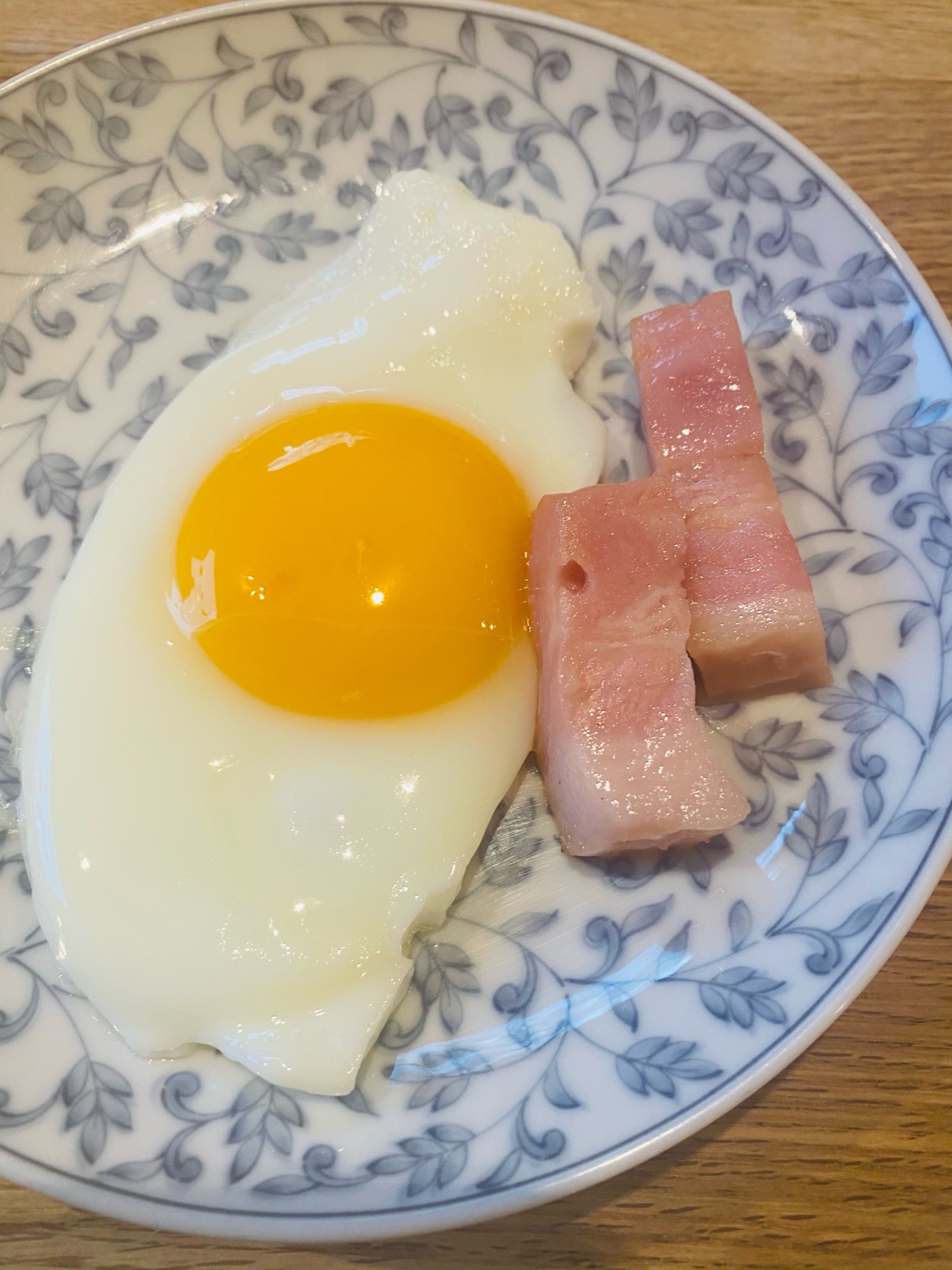 朝食に　目玉焼きとベーコン