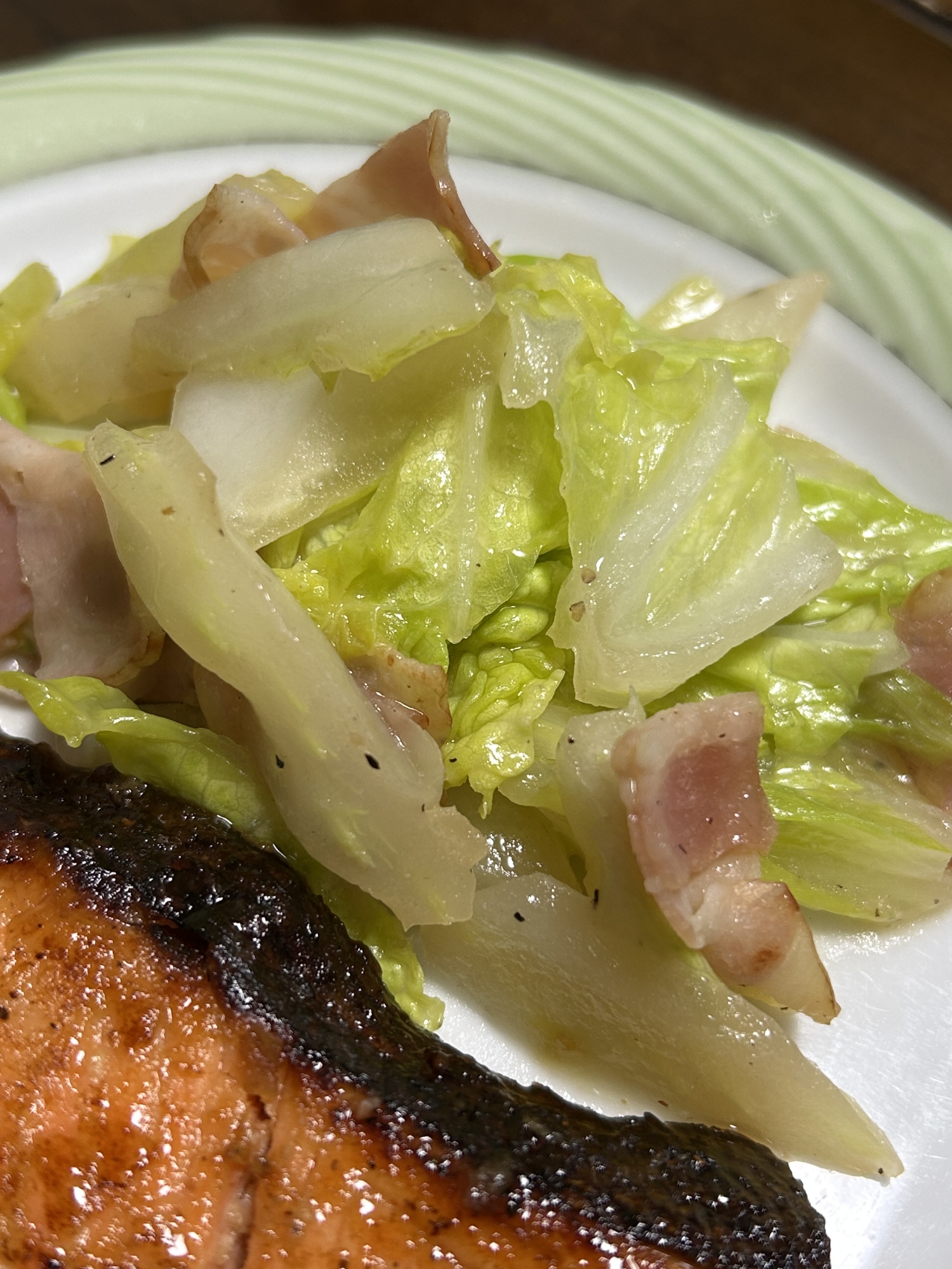 白菜とベーコンの塩麹ニンニク炒め