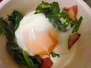 フライパンdeほうれん草とベーコンのココット風