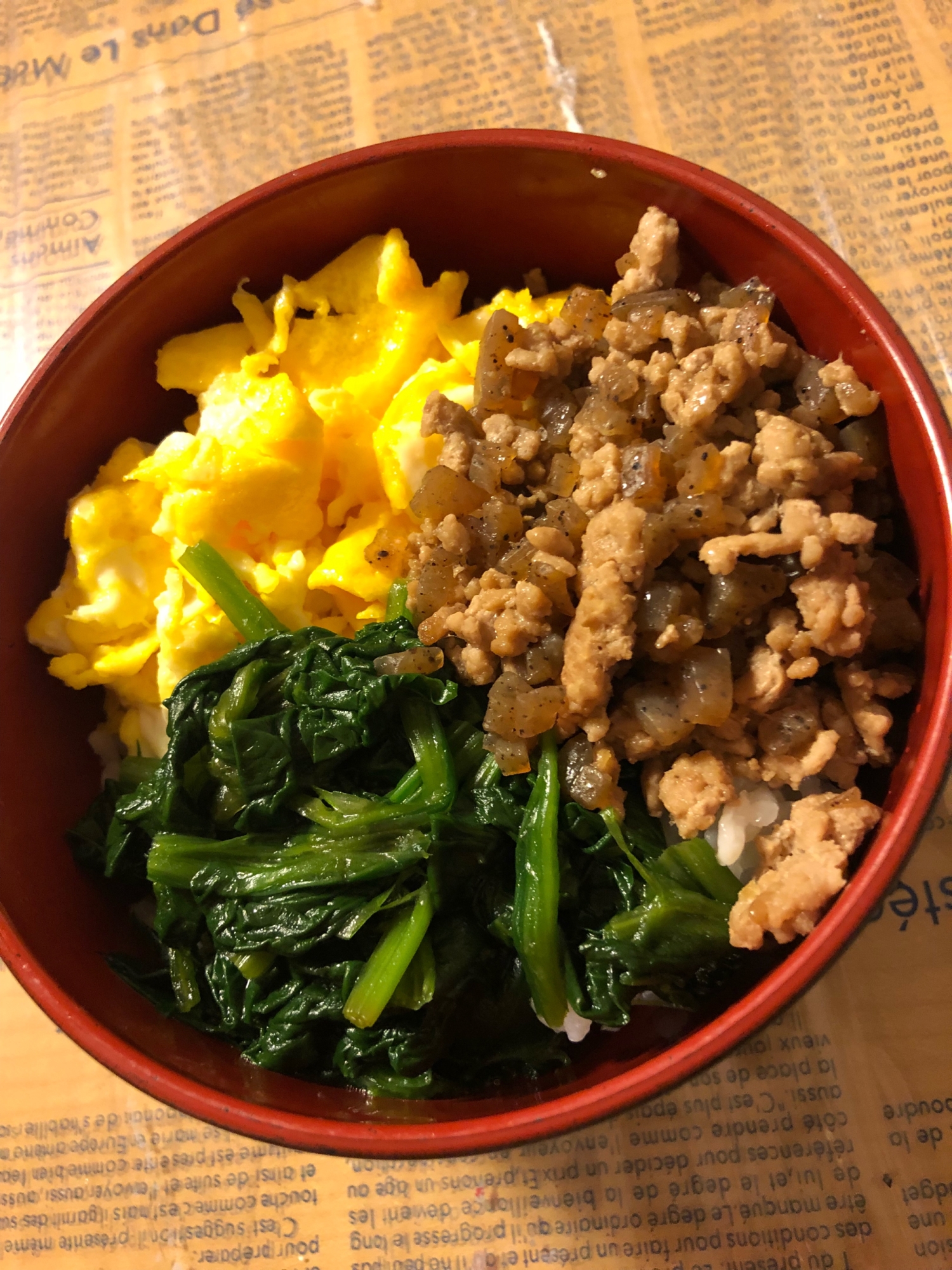 こんにゃく入り三色丼